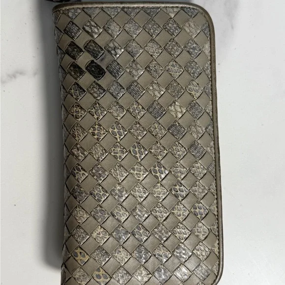 Bottega Veneta Checkered Leather Wallet - Picture 12 of 12